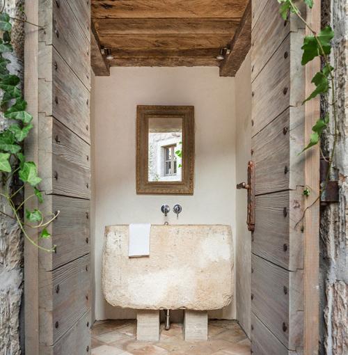 Каменный дом 15 века с видом на море 10