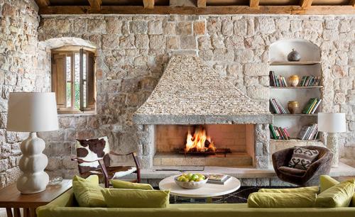 Каменный дом 15 века с видом на море 03