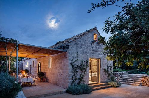 Каменный дом 15 века с видом на море 14