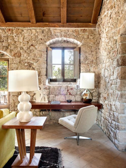 Каменный дом 15 века с видом на море 07