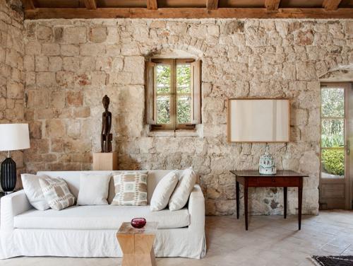 Каменный дом 15 века с видом на море 02