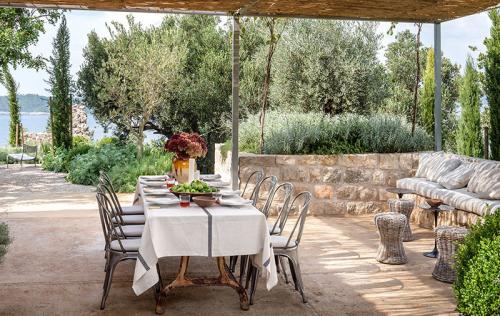 Каменный дом 15 века с видом на море 12