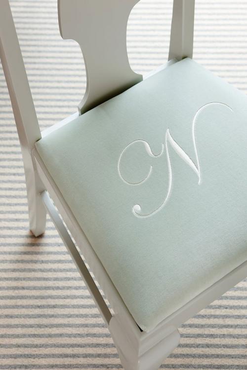 Много стиля на маленьком пространстве: дизайн небольшой гостиной с кухней 05