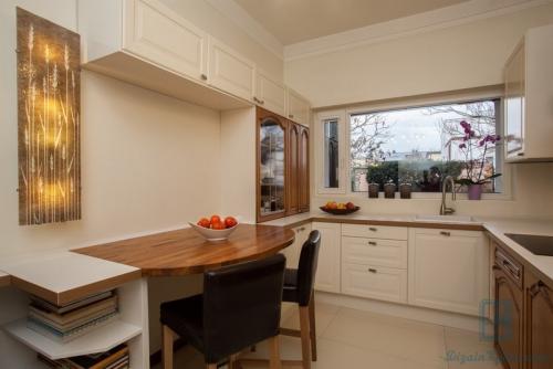 Интерьер кухни. Красивый дизайн кухни, расположенной в частном доме