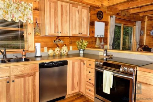 Интерьер кухни. Красивый дизайн кухни, расположенной в частном доме