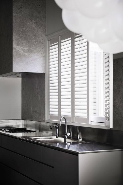 Строгий дизайн в старом доме с арками 09