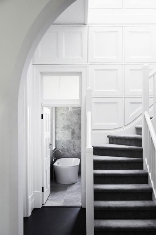 Строгий дизайн в старом доме с арками 11