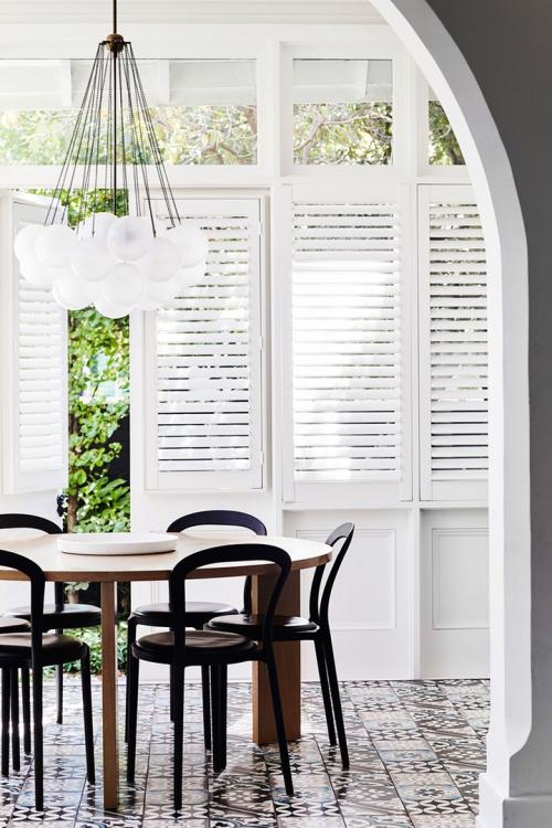 Строгий дизайн в старом доме с арками 08