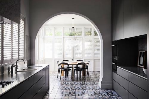 Строгий дизайн в старом доме с арками 07