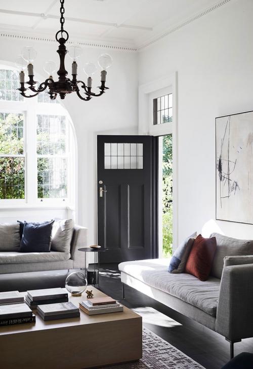 Строгий дизайн в старом доме с арками 01