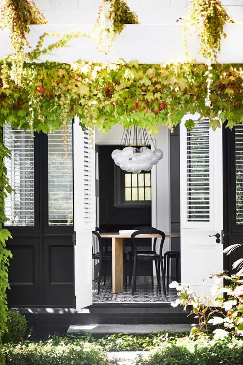 Строгий дизайн в старом доме с арками 06