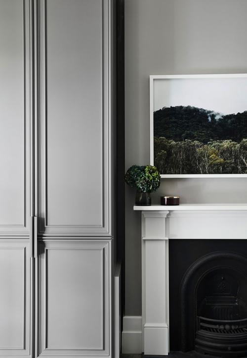 Строгий дизайн в старом доме с арками 02