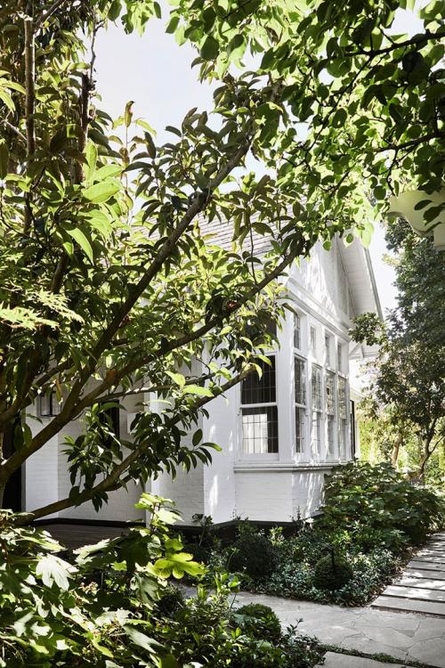 Строгий дизайн в старом доме с арками 15