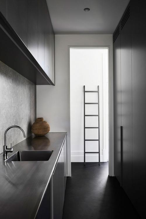 Строгий дизайн в старом доме с арками 10