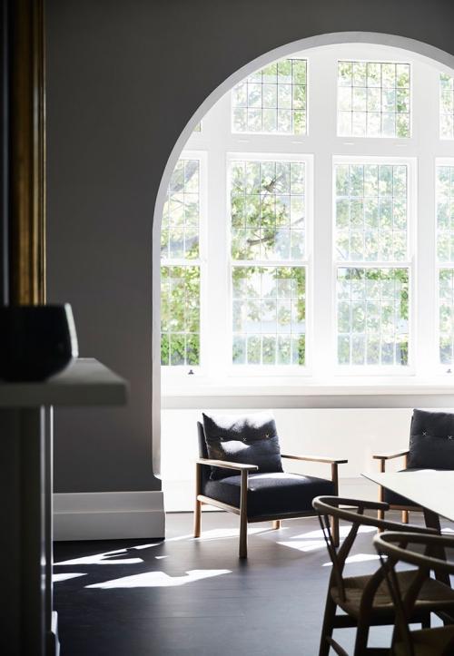Строгий дизайн в старом доме с арками 03