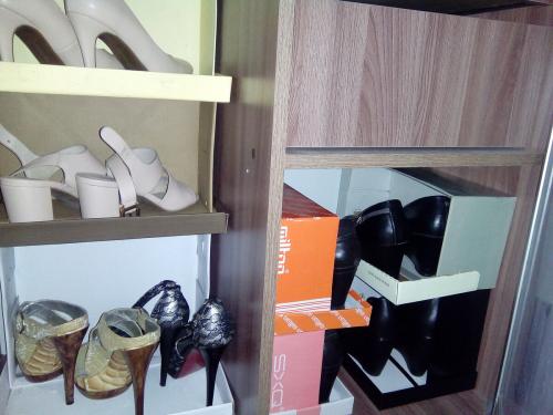 Хранение обуви в шкафу купе. Организуем хранение обуви: стеллажи из обувных коробок своими руками