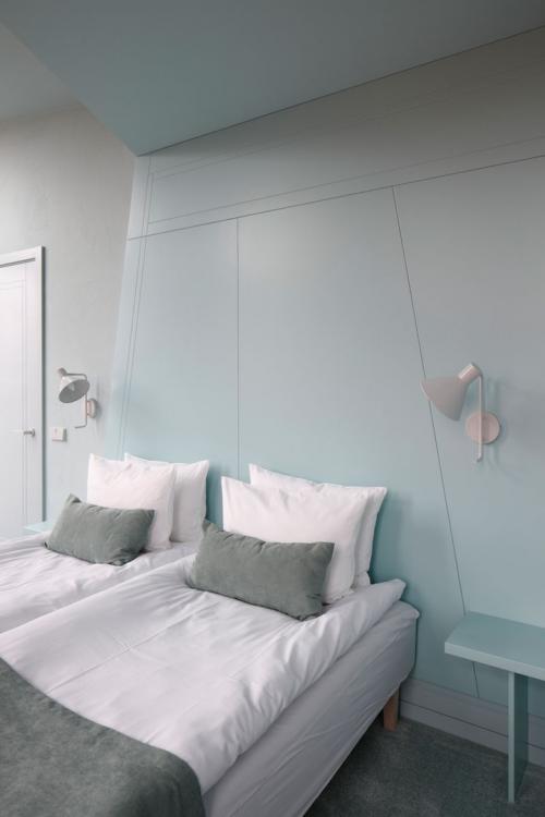 Своя цветовая гамма для каждого этажа 13