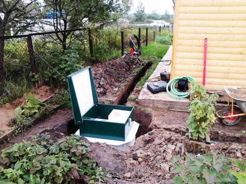 На каком расстоянии от забора можно строить туалет на даче, чтобы не насолить соседям