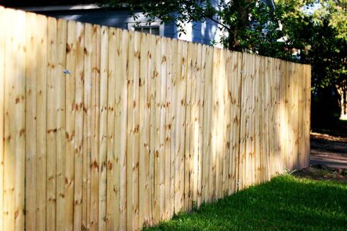 На каком расстоянии от забора можно строить туалет на даче, чтобы не насолить соседям