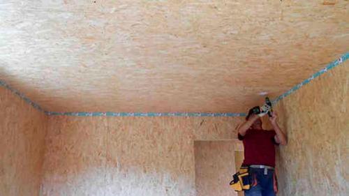 Потолок в деревянном доме из ОСБ. Варианты фиксации панелей на потолке 05