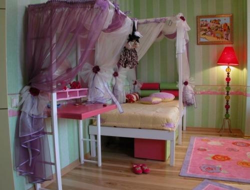 Как украсить стену над детской кроватью. Выбираем подходящую зону