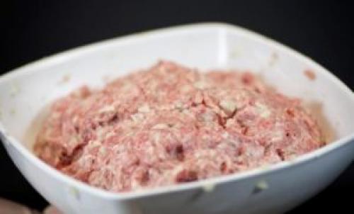 Как сделать фарш сочным для мант. Как приготовить фарш для мантов. Рецепт с фото пошагово вкусного фарша на манты. Как сделать сочный фарш для начинки мант, чтобы они были сочными внутри