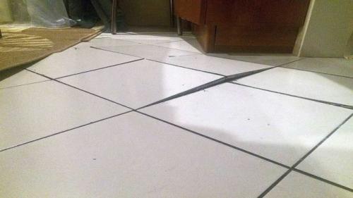 Плитка на полу в деревянном доме. Сложности при укладке плитки