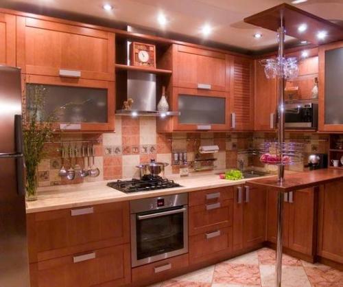 Дизайн кухни 11м2 с вентиляционным коробом. Удобство — главный критерий любой кухни