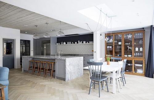 Дом в Лондоне со спокойным интерьером и уютным задним двором 05