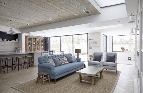 Дом в Лондоне со спокойным интерьером и уютным задним двором 02