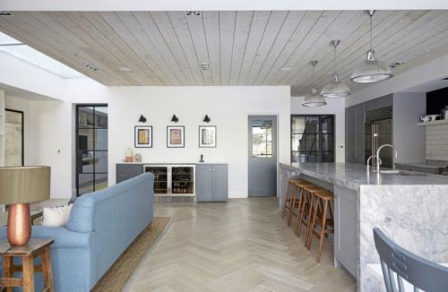 Дом в Лондоне со спокойным интерьером и уютным задним двором 09