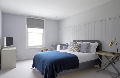 Дом в Лондоне со спокойным интерьером и уютным задним двором 19