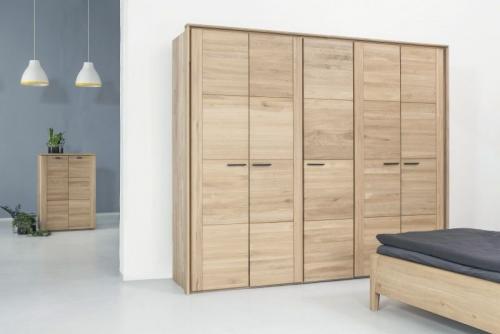 Встроенный шкаф с распашными зеркальными дверями. Материалы корпуса и фасада