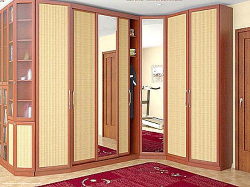 Встроенный шкаф с распашными зеркальными дверями. Материалы корпуса и фасада