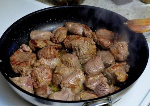 Как приготовить баранину на сковороде. Как вкусно пожарить баранину на сковороде