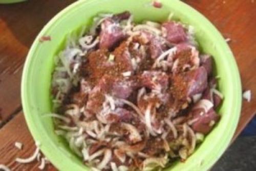 Как сделать баранину мягкой для шашлыка. Рецепт 7: бараний шашлык с луком и помидорами