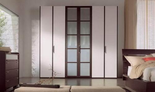 Встроенный шкаф с распашными зеркальными дверями. Материалы корпуса и фасада