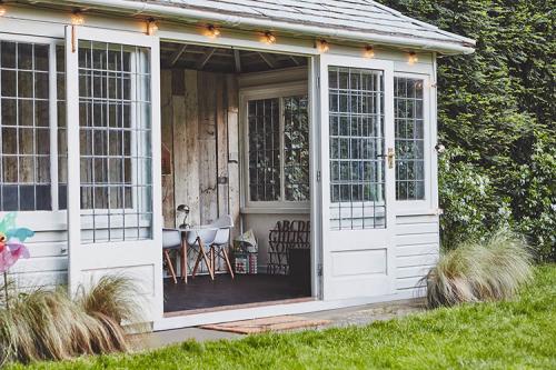 Остекленная крыша, черная библиотека и домик-беседка: просторный дом Лондоне 27