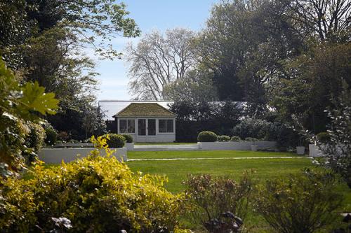 Остекленная крыша, черная библиотека и домик-беседка: просторный дом Лондоне 26