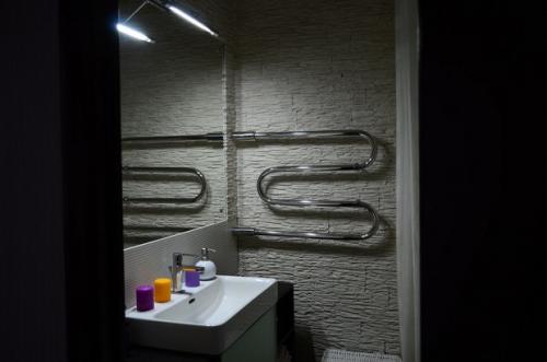 Искусственный камень в ванной. Столешница из искусственного камня под раковину в ванную комнату: особенности декора санузла 16 Искусственный камень в ванной. Столешница из искусственного камня под раковину в ванную комнату: особенности декора санузла 16