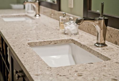 Искусственный камень в ванной. Столешница из искусственного камня под раковину в ванную комнату: особенности декора санузла