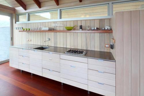 Имитация плитки на кухне. Отделка кухни кафелем: 10 модных идей 17 Имитация плитки на кухне. Отделка кухни кафелем: 10 модных идей 17