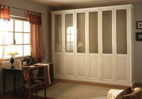 Встроенный шкаф с распашными зеркальными дверями. Материалы корпуса и фасада