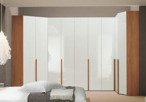 Встроенный шкаф с распашными зеркальными дверями. Материалы корпуса и фасада