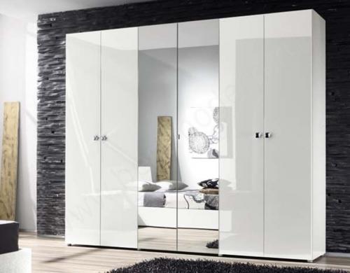 Встроенный шкаф с распашными зеркальными дверями. Материалы корпуса и фасада