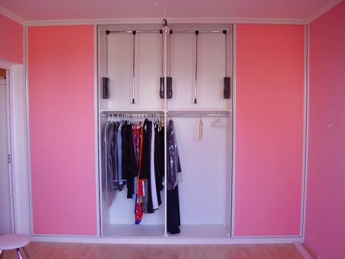 Распашной шкаф встроенный в нишу. Встроенный шкаф с распашными дверями на заказ 13