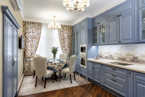 Кухня-гостинная в английском стиле. Подбор мебели