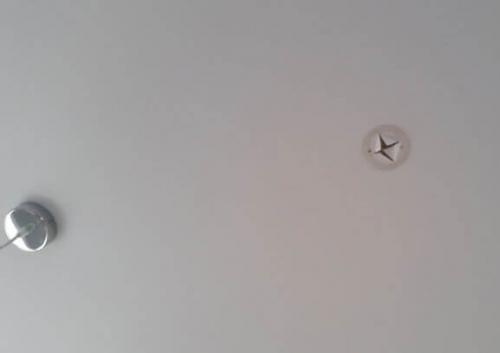 Порвали натяжной потолок, что делать. Что делать если натяжной потолок порвался? 01