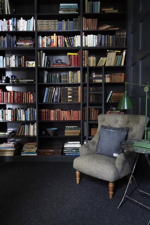 Остекленная крыша, черная библиотека и домик-беседка: просторный дом Лондоне 07