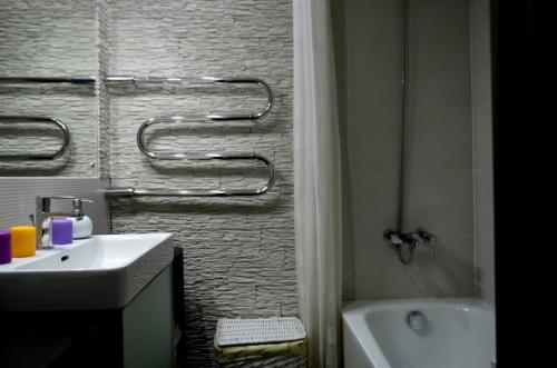 Искусственный камень в ванной. Столешница из искусственного камня под раковину в ванную комнату: особенности декора санузла 14 Искусственный камень в ванной. Столешница из искусственного камня под раковину в ванную комнату: особенности декора санузла 14